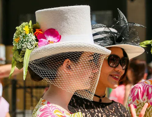 2 ladies with hats